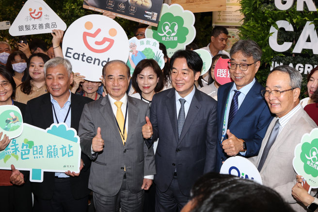 高齡健康產業博覽會於2日在世貿一館揭開序幕，開幕式賴清德總統（中右）與生策中心董事長、前立法院長王金平（中左）出席，場內也響起熱烈的掌聲夾道歡迎。（鄧博仁攝）