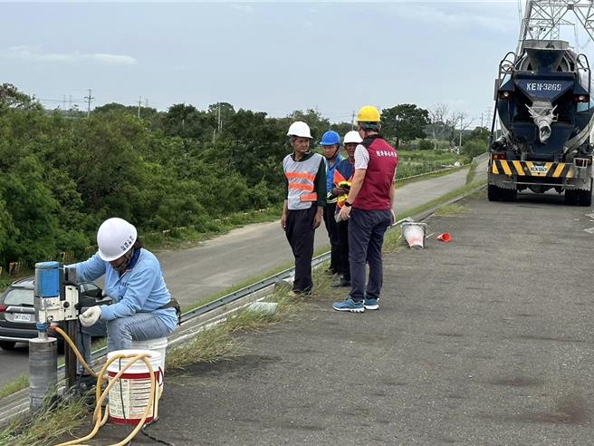 第六河川分署在六分寮曾文溪堤防掏空处灌浆。（郭国文服务处提供／宝智华台南传真）