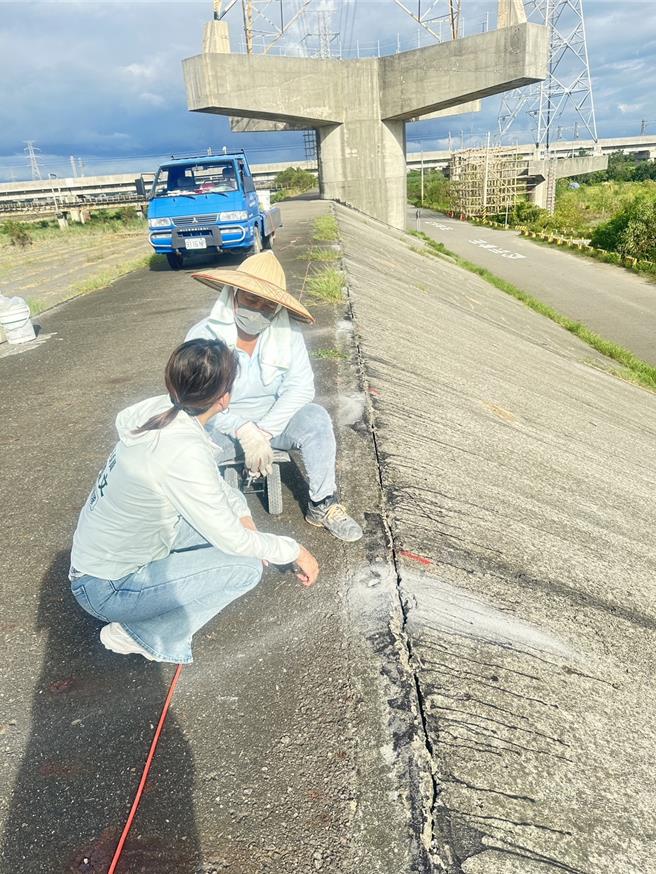 郭国文服务处人员持续追踪善化区六分寮曾文溪堤防掏空案。（郭国文服务处提供／宝智华台南传真）