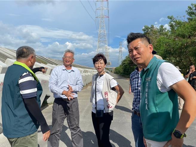 立委陈亭妃（右二）1日下午会勘善化区六分寮曾文溪堤防掏空情况。（陈亭妃服务处提供／宝智华台南传真）