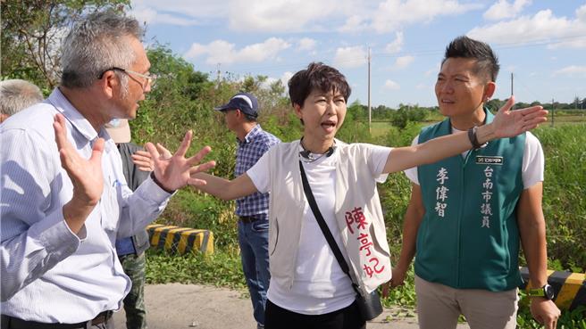立委陈亭妃（右二）要求第六河川分署重建掏空处堤防。（陈亭妃服务处提供／宝智华台南传真）
