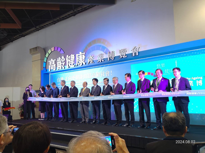 高齡科技人才培育展成果大合照。(照片/教育部提供)