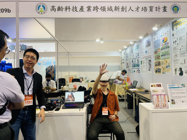 「高齡科技產業跨領域新創人才培育計畫」展示創新創業團隊成果-智慧醫材於高齡健康之身體機能復健輔具。(照片/教育部提供)