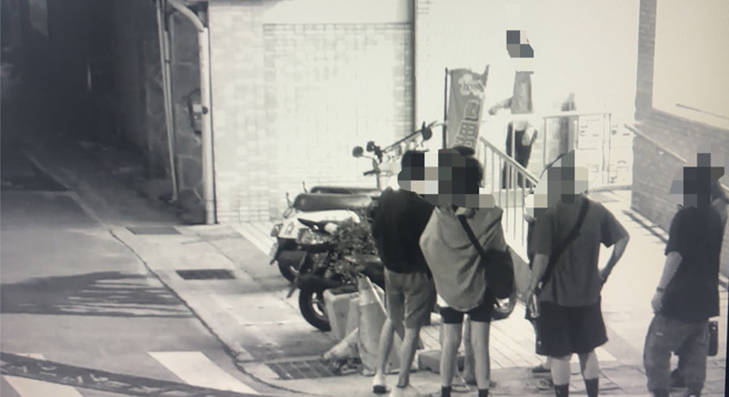 張姓民眾在廈門街81巷的住家附近多次遭到嫌疑人暴力襲擊。（翻攝畫面）