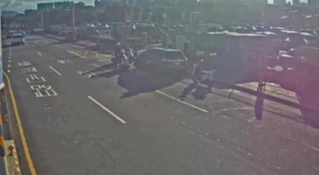 警方攔查越線自小客車，查獲逃逸移工及違規載客。（警方提供）