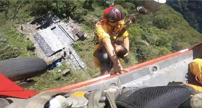成功大學考古學研究所趙姓教授1日致電屏東消防局稱感冒無藥物需要下山協助，空勤總隊直升機2日一早又飛上山實施吊掛，協助趙就醫。（空勤總隊提供／謝佳潾屏東傳真）