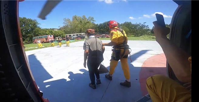 成功大學考古學研究所趙姓教授1日致電屏東消防局稱感冒無藥物需要下山協助，空勤總隊直升機2日一早又飛上山實施吊掛，協助趙就醫。（空勤總隊提供／謝佳潾屏東傳真）