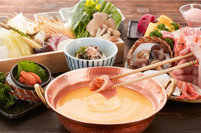 「黃金海膽涮涮鍋」可品嘗海膽高湯、沾醬、雜炊3種風貌的奢華海膽饗宴，「黑毛屋本家」限定販售，售價1780元起加1成。(乾杯集團提供)