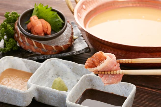 日本和牛與天使紅蝦可搭佐新鮮海膽、沾上微鹹的海膽醬油，使鮮味更加鮮明奔放。(乾杯集團提供)