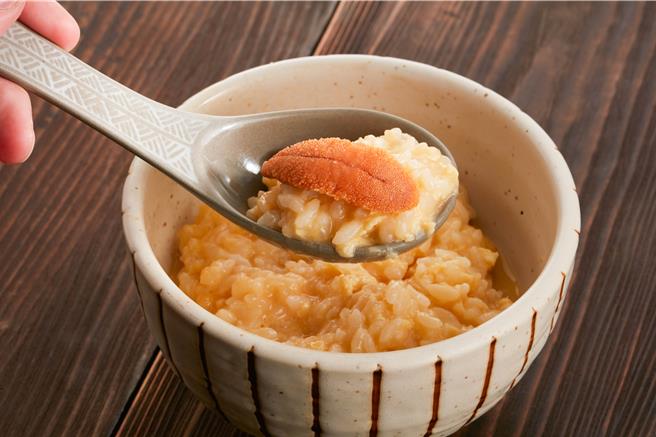 「黃金海膽雜炊」以吸飽海膽高湯精華的日本新潟米飯，再加入海膽、雞蛋製成，每一口都可以感受到海膽的濃郁鮮甜。(乾杯集團提供)