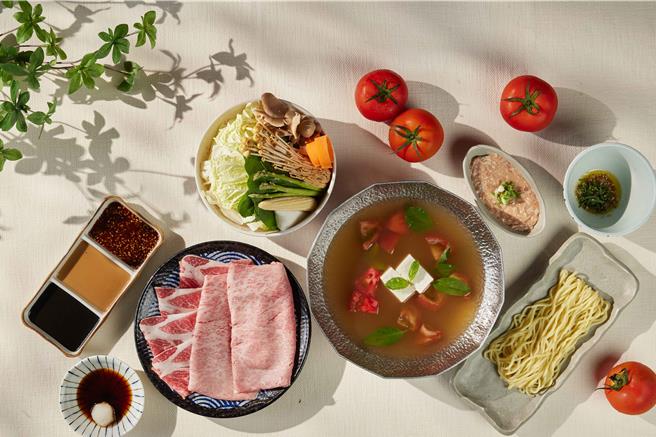 「夏日番茄鍋」清爽酸甜的美味適合炎夏享用 ，即日起至9月30日，「黑毛屋」限定販售，售價680元起加1成。(乾杯集團提供)