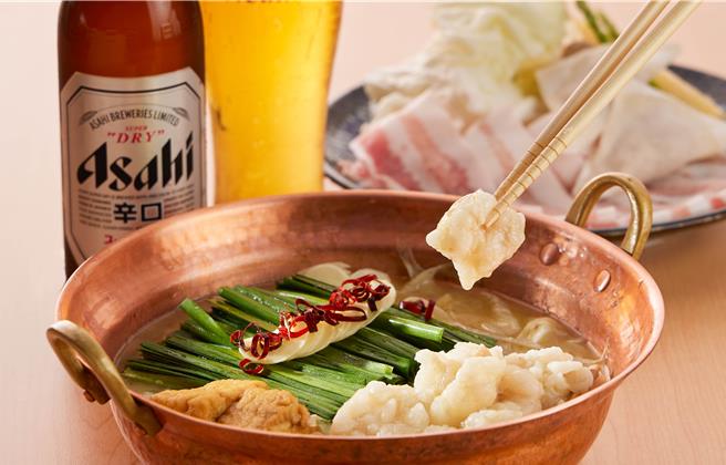 日本福岡超夯「摩滋鍋」，主打和牛牛小腸，融入充滿膠質的博多雞骨白湯，售價580元起加1成，8月31日前加贈生啤酒。(乾杯集團提供)