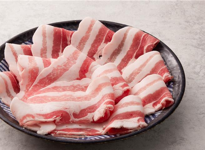 「黑毛屋」與「黑毛屋本家」聯手大撒福利，9月30日前內用消費任一鍋物享「美國盤克夏六白黑豚」39折加購，現省231元。(乾杯集團提供)