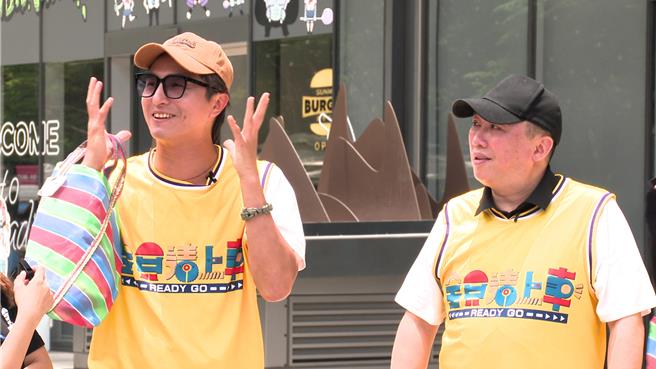 王少偉（左）大開趙正平玩笑。（台視提供）