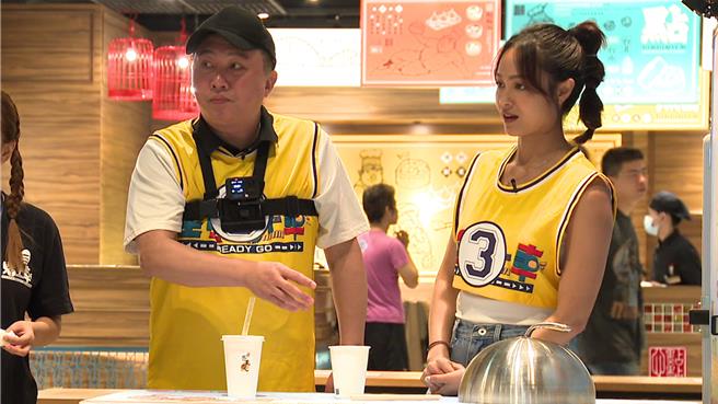 芳芸（右）很擔心表現不好會被搭檔趙正平罵。（台視提供）