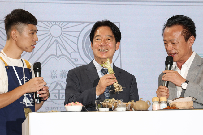 由台湾观光协会主办的「2024台湾美食展」，2日盛大开展，赖清德总统（中）受邀参加开展典礼，也特别公开了他的美食口袋名单，原来是台南的「温体牛肉汤」，现场与嘉义县长翁章梁（右）及摊商互动。（邓博仁摄）