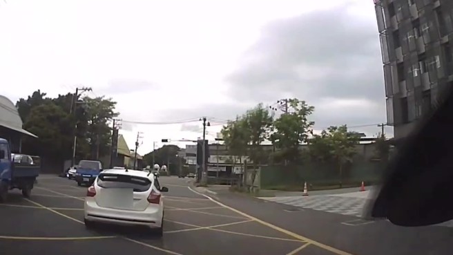 桃園分局接獲危險駕車檢舉影像，經翔實審查後，確認違規屬實，依據道交條例第43條開罰。（翻攝畫面）