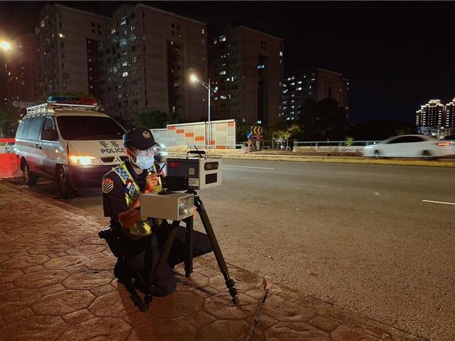 桃园警分局近日接获民眾检举驾驶人任意以迫近、骤然变换车道或其他不当方式，迫使他车让道。（桃园警分局提供）