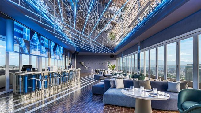 坐落高雄承億酒店24樓的RAR BAR，是全台唯一的高空懸挑無邊際透明泳池池畔酒吧。圖／高雄承億酒店提供