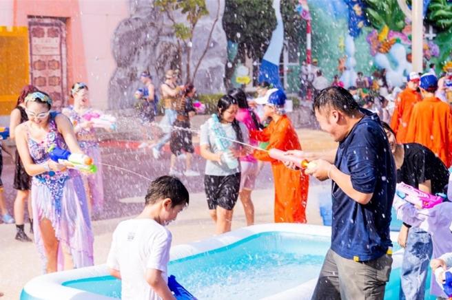 义大世界推出父亲节专属优惠，8月1日至8月8日玩义大游乐世界只要优惠价388元。图／义大世界提供