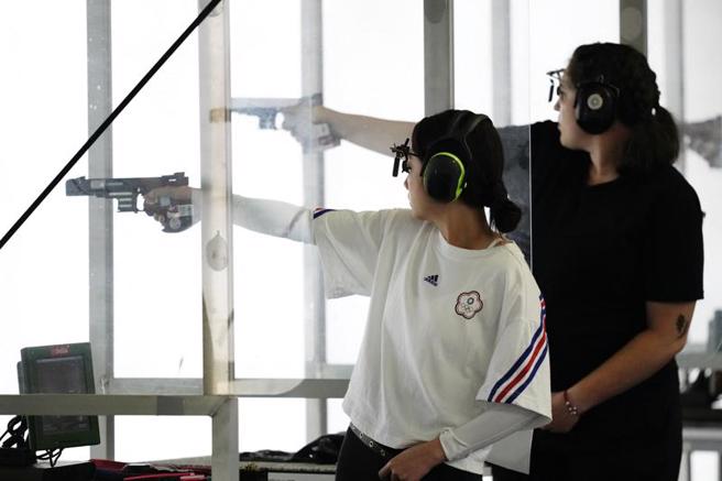 中華隊吳佳穎在射擊女子25公尺手槍快射力拚翻盤。（路透）