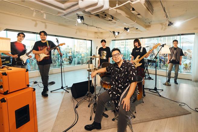 蘇打綠邀親友團一起拍攝MV。（蘇打綠有限公司提供）