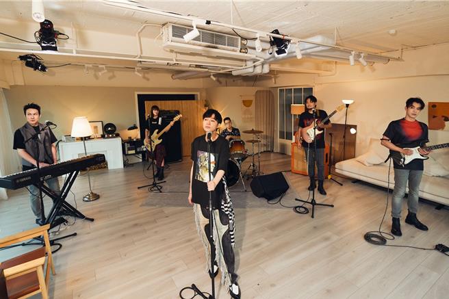 蘇打綠邀親友團一起拍攝MV。（蘇打綠有限公司提供）