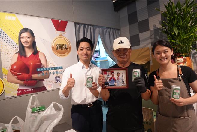 台北市长蒋万安2日下午，无预警无预警前往拳击好手吴诗仪家位于内湖的「文湖21鸡汤麵」，并致赠象徵金牌的「金牌啤酒」祝福。（台北市政府提供／丁上程台北传真）