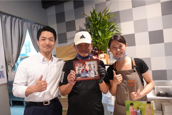 台北市长蒋万安2日下午，无预警无预警前往拳击好手吴诗仪家位于内湖的「文湖21鸡汤麵」，并致赠象徵金牌的「金牌啤酒」祝福。（台北市政府提供／丁上程台北传真）