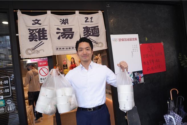 台北市长蒋万安2日下午，无预警无预警前往拳击好手吴诗仪家位于内湖的「文湖21鸡汤麵」，并致赠象徵金牌的「金牌啤酒」祝福。（台北市政府提供／丁上程台北传真）