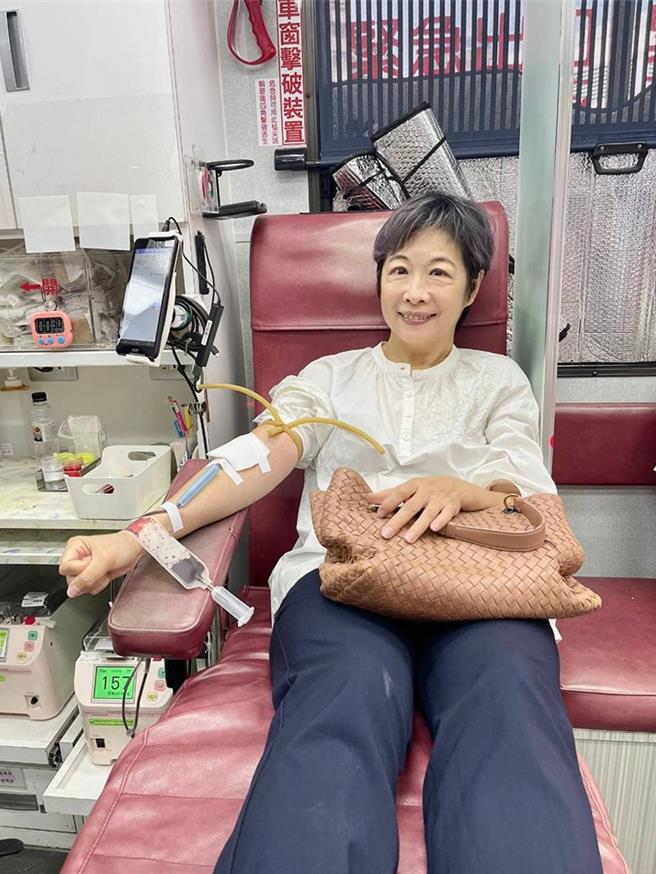 海基会副董事长兼秘书长罗文嘉夫人刘昭仪捐出热血，并代表罗文嘉将好书送给海基会同仁。（海基会提供）