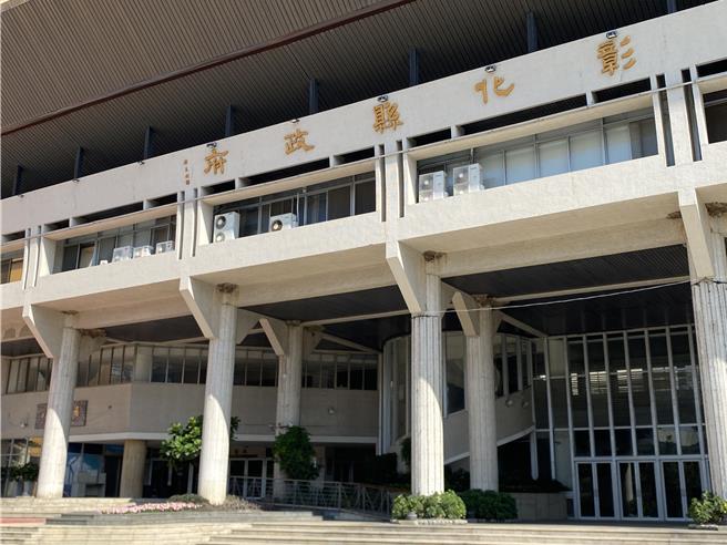 彰化縣政府民政處自治行政科2日宣布，為了減輕民眾車輛因風災受損的維修費用和損害負擔，即日起開放民眾申請現金慰助。（孫英哲攝）