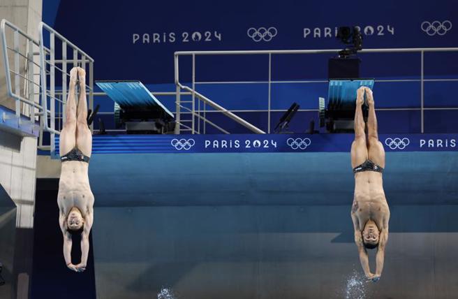 巴黎奥运会跳水男子双人3米板决赛在巴黎奥林匹克水上运动中心举行，中国大陆选手龙道一/王宗源获得金牌。（新华社）