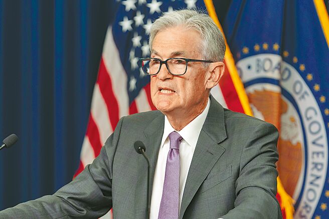 主席鲍尔在会后记者会上指出，若当前经济趋势能够延续下去，最快在9月降息议题就会提到台面上讨论。图／美联社