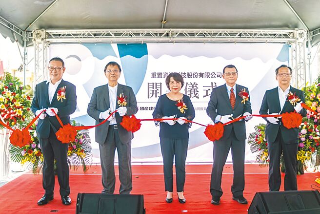 国产建材携手硅晶圆大厂崇越旗下环工企业建越科技合资成立「重置资源科技」，1日开幕，重置资源科技总经理林嘉政（左起）、崇越科技董事长潘重良、国产建材集团董事长徐兰英、建越科技董事长赖杉桂、国产建材集团执行长吴志仁。图／袁延寿