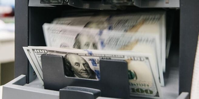 各寿险积极拉高宣告利率，主要是为了「抢现金」大作战，因应美元保单解约金需求，在强力推动下，利变保单销售升温。图／本报资料照片