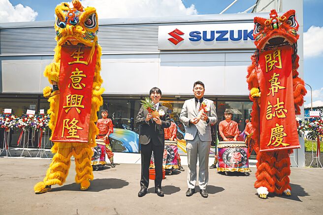 台湾SUZUKI金铃汽车董事长长谷川靖（左）、凯腾铃木汽车董事长林传凯（右）。图／业者提供