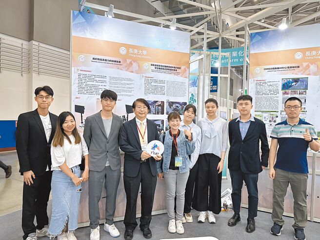 長庚大學副校長楊智偉（左四）現場參觀。圖／長庚大學提供