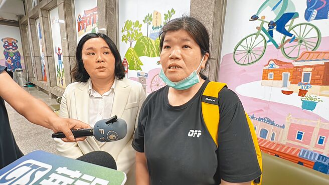 金门「0214渔船翻覆事件」7月30日圆满落幕，仍滞留大陆的胡姓钓客母亲（右）期待儿子能早日回家。图为胡母与立委陈玉珍（左）赴陆探视后返回金门受访照片。（本报资料照片）