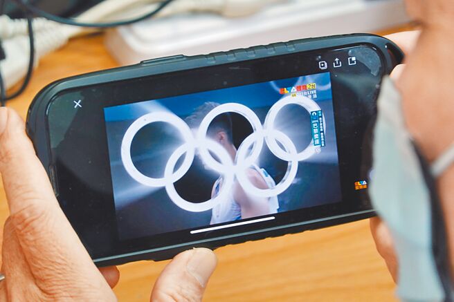 不少民眾付費後，在手機收看巴黎奧運比賽。（姚志平攝）