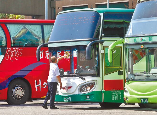 審計部報告指出，客運業仍有近4成人力缺口未補足。圖為客運駕駛清潔車輛。（本報資料照片）