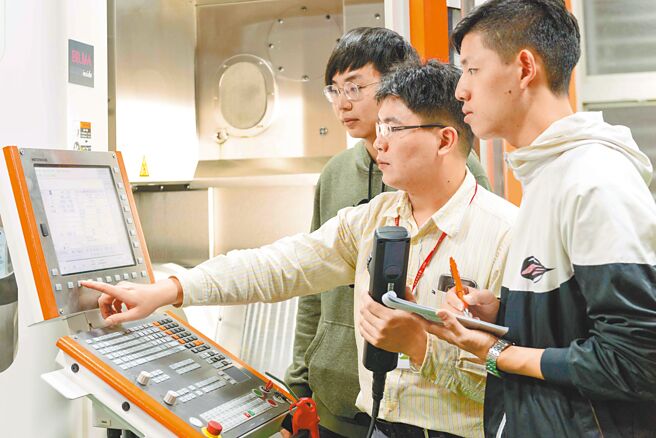 龙华科大多年致力推动产学链结、学用合一的实作教育，总体绩效获大学校长们一致好评，在私立科大居于首位。（龙华科大提供／李侑珊台北传真）