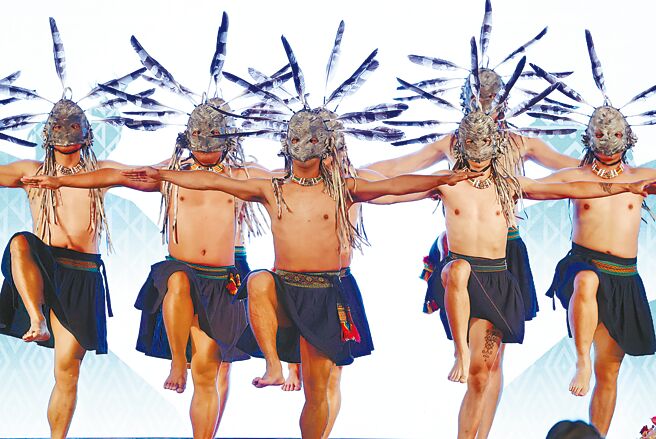 全国原住民族政策高峰会1日在台北圆山饭店举行，娜麓湾乐舞剧团以精彩舞蹈为活动开场。（姚志平摄）