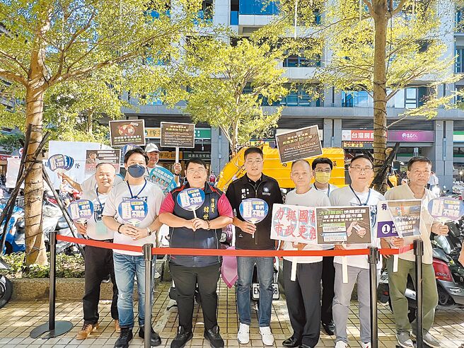 國民黨基隆市黨部1日在信義市場前舉辦「基隆挺善樑、反惡罷」快閃宣講，多位藍營議員到場聲援市長謝國樑，呼籲市民投不同意罷免票。（國民黨基隆市黨部提供／徐佑昇基隆傳真）