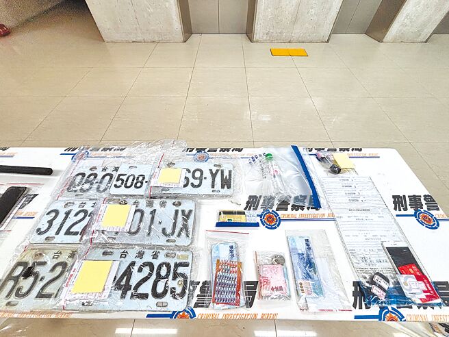警方查獲提款卡、存簿、贓款28萬餘元、車牌15個、空氣長槍2支、安非他命、吸食器等贓證物。(翻攝照片／林郁平台北傳真）。