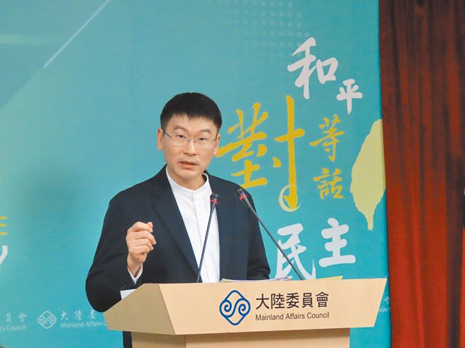 陸委會副主委梁文傑1日在記者會上透露，在公祭現場有跟陸方代表及罹難者家屬握手致意，並非外界所說的「零互動」。（朱紹聖攝）