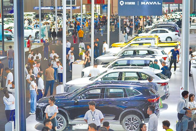 大陆国家发改委将建立政府投资的长效机制，并推进汽车、家电等大宗消费。图为云南昆明国际汽车博览会。（中新社）