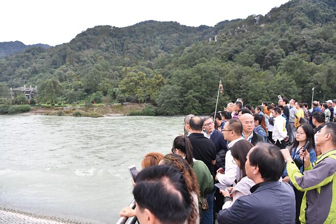 大陸國內文旅風潮正興，位於四川都江堰的「貓貓廟」成為網紅打卡點。圖為都江堰。（中新社）