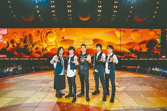 五月天7月31日在太原开唱，任贤齐（中）担任嘉宾。（相信音乐提供）