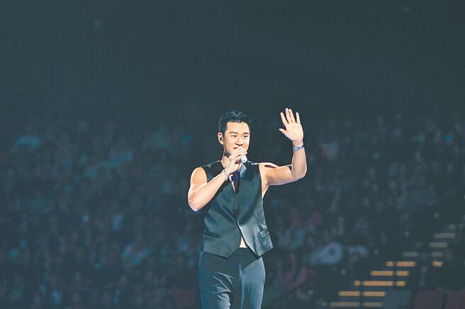 周兴哲创作夯曲〈以后别做朋友〉近日在东洋暴红，引起粉丝热议。（星空飞腾提供）